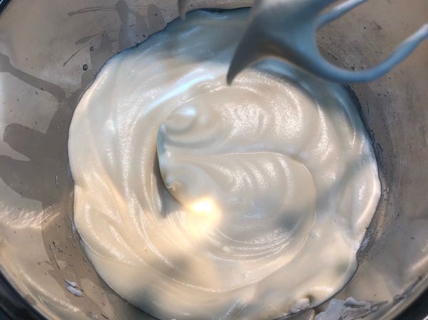 依序加入蛋黃和優格，用打蛋器慢速攪拌均勻。