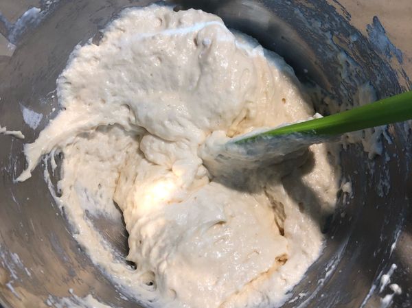 加入過篩的低筋麵粉，用切拌方式將麵粉和蛋黃混合，混合至看不到乾粉即可，要避免過度攪拌。