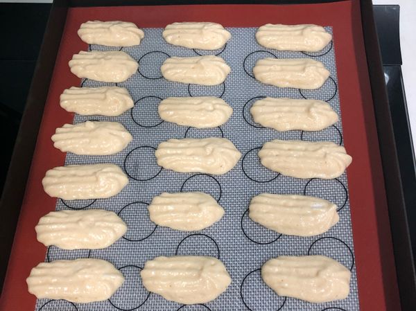烤盤上鋪烤盤紙或烤盤墊。將麵糊裝入擠花袋或一般食品塑膠袋，擠成長條狀或小圓餅狀都可以，餅乾之間要留一些間隔。