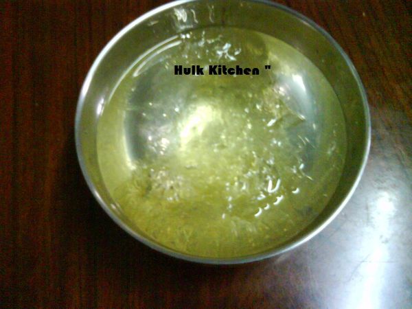 先將吉利丁片剪碎泡軟待用。