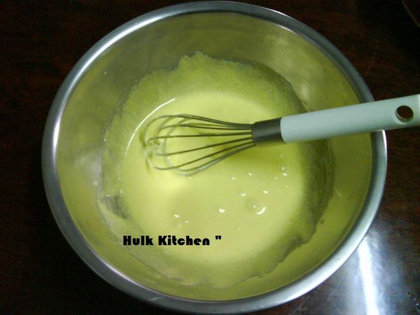 把蛋黃跟細砂糖用攪拌器攪拌均勻。