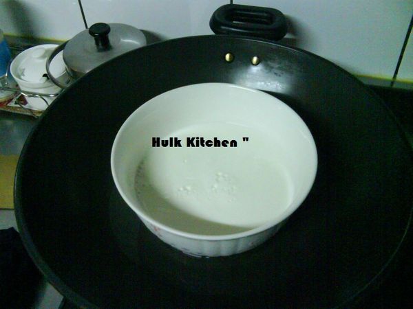 接著把牛奶隔水加熱至稍燙，並加入泡軟後的吉利丁片均勻溶化並攪拌。(記得要用紙巾把吉利丁片水吸乾)