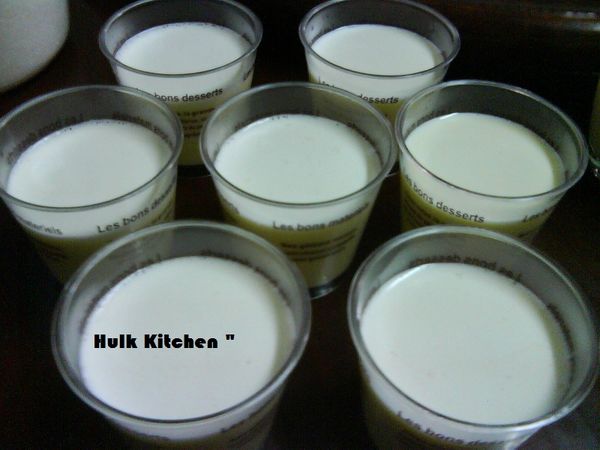 之後將完成的步驟三倒入步驟二中，一定要同時攪拌邊倒入，才不會結塊，攪拌好後加入香草精跟鮮奶油攪拌均勻，過篩後就可以入模了。