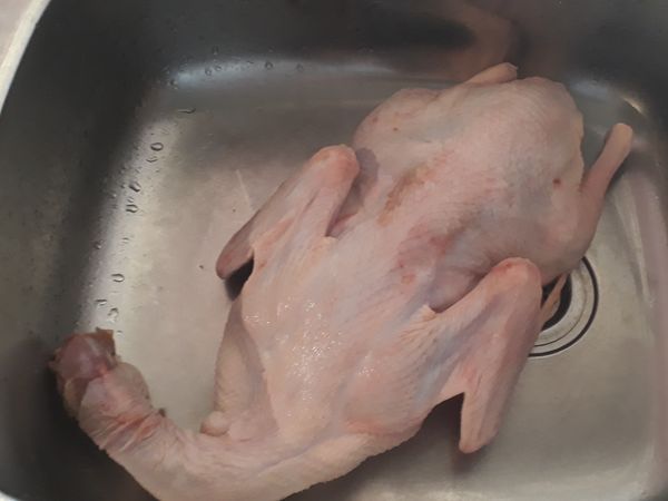 洗淨鴨，我留著頸的部份，一會方便提起