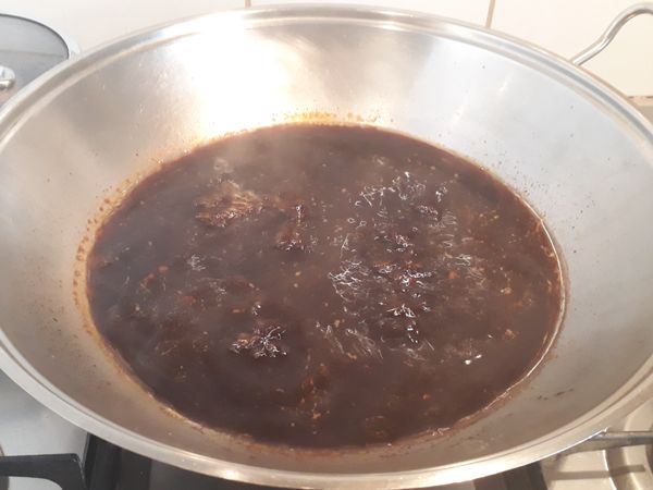 滷水汁所有材料煮滾，慢火煮10mins
(我用的是返用的滷水汁，所以不見了薑，葱，但味道還在)