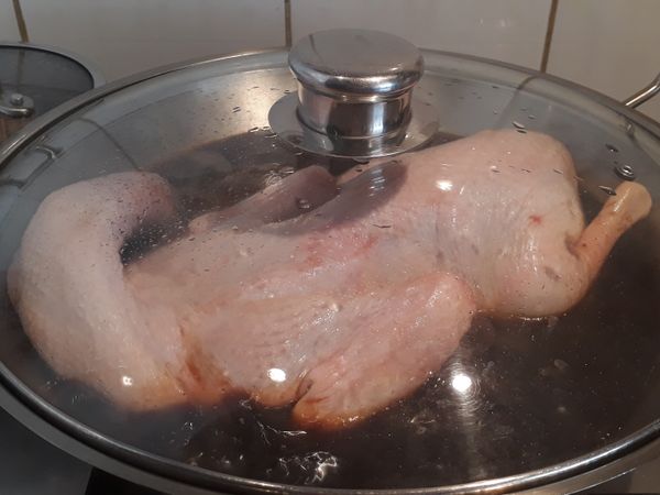 鴨胸朝下放入，關蓋，大火煮至滾