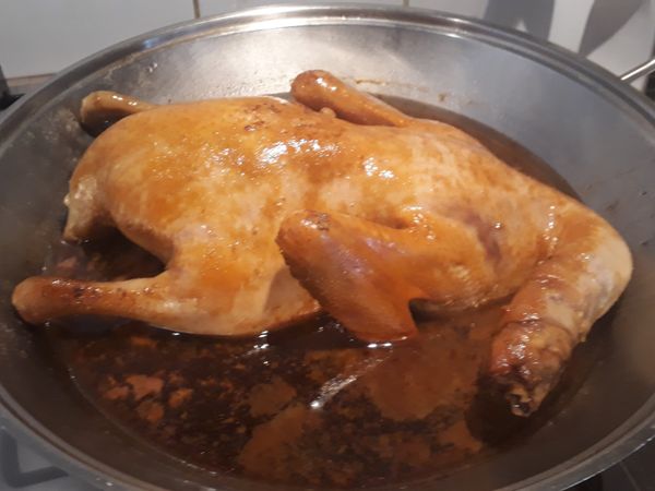 焗完，再反轉鴨胸朝下，關蓋大火煮滾後轉小火，唯持小火煮15mins