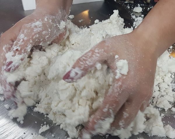 麵糰 配方 :  1.)糯米粉 600g, 冷水 300g  + 2.) 澄粉 115g, 熱水 115 g –2種 混勻成團 +加入 115 g 糖, 115g 豬油 成麵糰