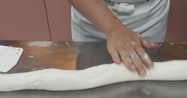 麵糰:　澄粉用開水燙熟，揉成團放在一邊 ,糯米粉中分次加入冷水，揉成團, 將糯米麵團、澄麵糰和豬油完全揉成麵糰.麵糰搓成長條