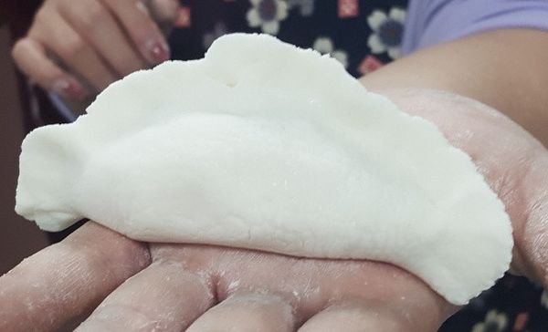 包入餡料，收口捏成水餃狀。