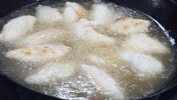 油鍋油溫約 150度下水餃, 水餃在油中浸3-5分鐘，浮起來後開大火，炸成金黃色即可.