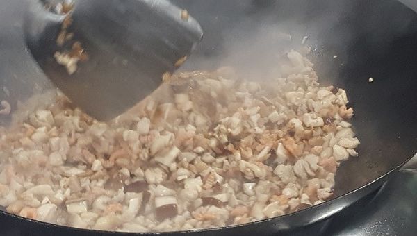 炒餡  熱鍋冷油，下肉丁炒至變色。再下開洋、香菇丁, 菜圃粒翻炒 
調味後芶芡，翻炒均勻後盛出放涼