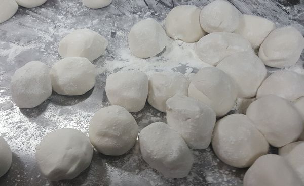 切成每個40g的小糰。小糰搓圓後壓扁