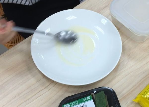 解凍在家做好的列日麵團(基本上帶到公司就解凍了)，在盤底抹上一點奶油(可以直接微波融化較快)用湯匙壓平麵團