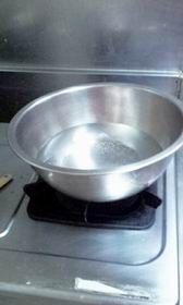 3、大鍋裝水煮滾