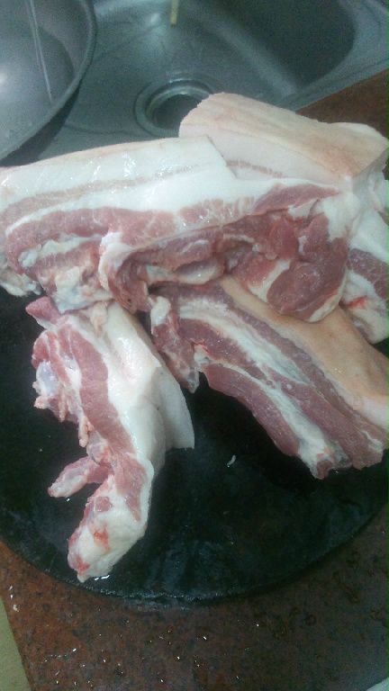 先將豬肉切成大塊後煮熟（大約15x7、8公分）。豬肉高湯勿倒後面會用到。