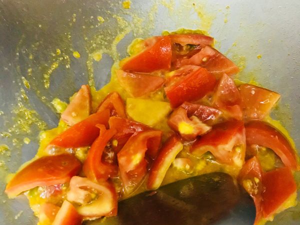 熱鍋熱油下番茄炒香加入適量番茄醬