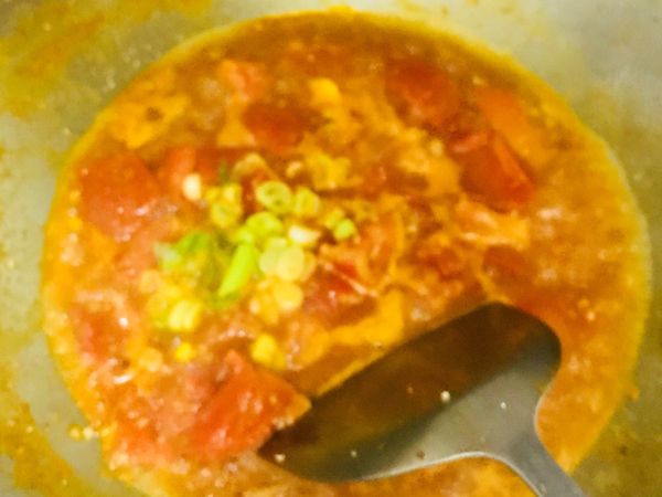 加入蒜末蔥白炒香再加入適量的水