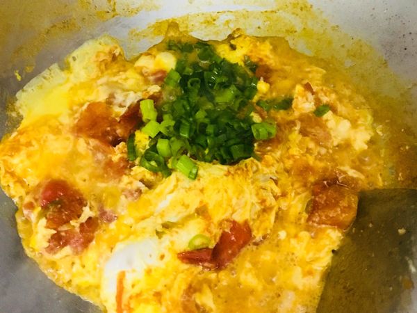 加入少許白胡椒粉
加入少許鹽
加入少許糖煮一下試一下味道然後再悶一下讓番茄變軟
在加入打散的蛋下鍋先別拌也別翻讓蛋稍微熟
在加入蔥綠色部分
準備蛋翻面（稍微翻就好）蛋熟就
🎊登登登🎊就起鍋嘍