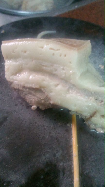 豬肉煮熟泡冷水後比較不燙手再拿筷子搓洞（這很重要，可讓豬肉入味）