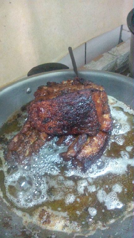 醃漬半天後起低溫油鍋油炸至焦黃（看圖）這也很重要會影響口感喔。