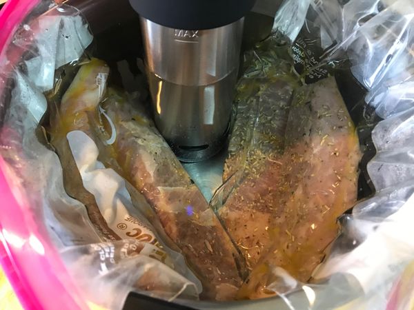 夾鏈袋先不要完全密封，將其慢慢浸入裝滿水的鍋中，利用水壓擠出夾鏈袋內空氣，使之呈現類真空狀態，此時再將夾鏈袋完全密封。舒肥機設定55-56度 / 40分鐘！