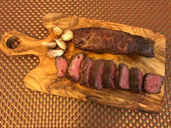 盤中靜置5～10分鐘讓肉汁回流，切開牛排時肉汁才不會流失！