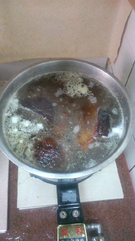油炸後將油瀝乾放入之前都豬肉的肉湯中浸泡兩個小時
P.S 肉湯要給它煮開熄火後再泡喔。