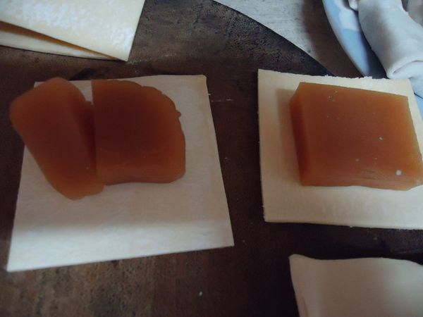 步驟4將切塊的年糕放在起酥片中。