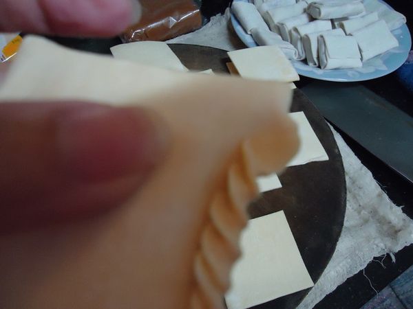 步驟8折花邊做點造型。步驟（二）