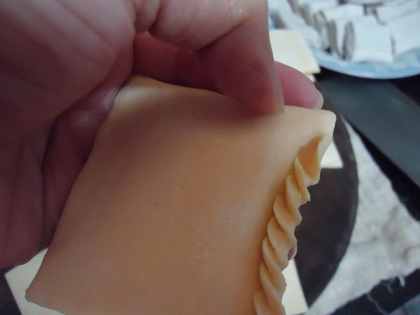 步驟9折花邊做點造型。步驟（三）