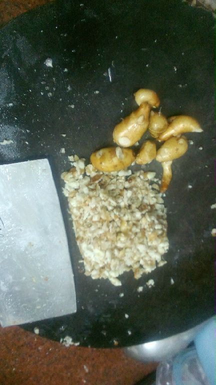 對了，新鮮山奈是長這樣子的。