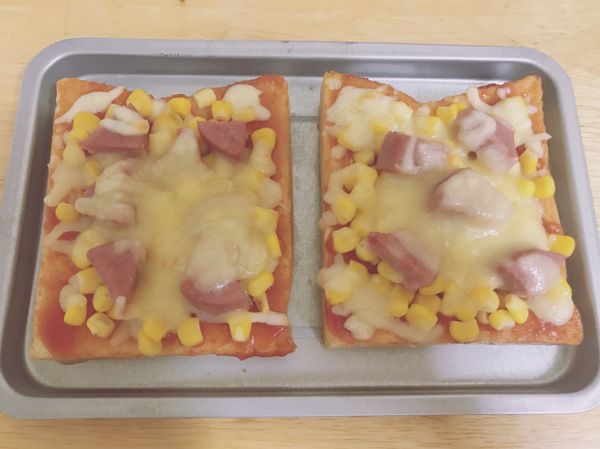 最後就是進烤箱囉！
烤箱有先預熱5分鐘，再把吐司放進烤箱烤8分鐘即可。
有些人的烤箱不一樣，慢慢烤也是可以，免得吐司燒焦！