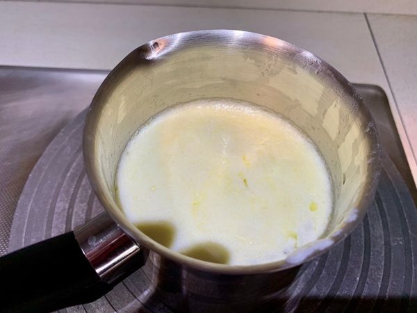 法酵奶油加熱至溫度50度c後備用