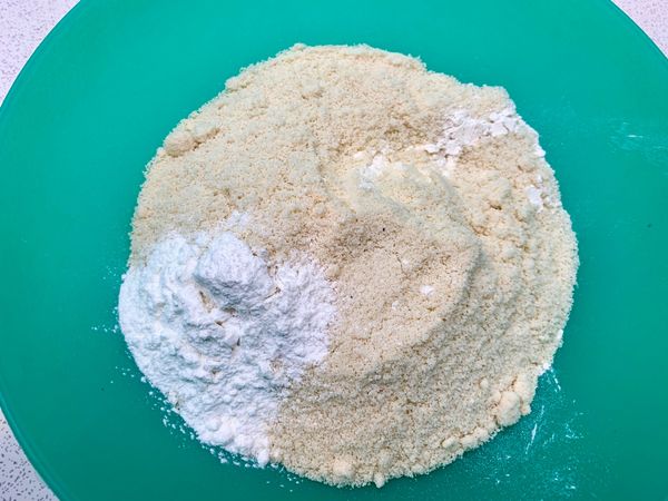 所有粉類篩過備用