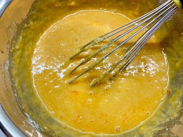 分次加入過篩粉類翻拌均勻
（用翻拌如炒菜式不要用🌀式以免麵粉出筋）