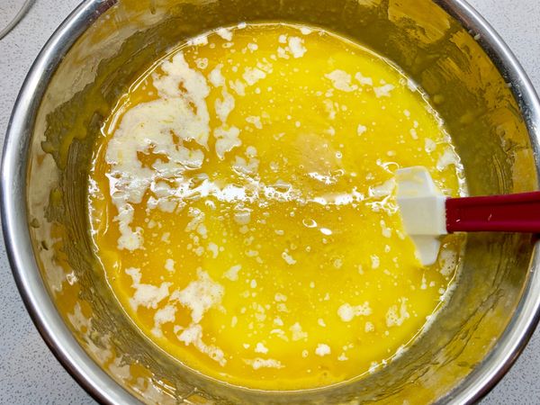 再分次倒入奶油液翻拌均勻