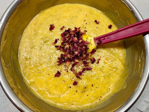 再加入玫瑰花瓣拌勻