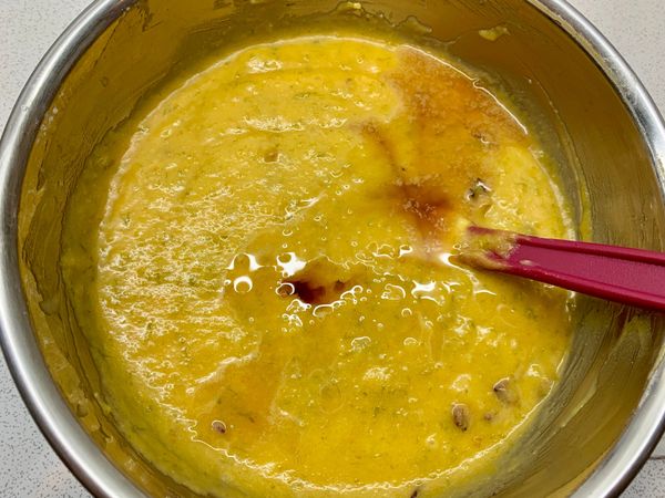 加入自製香草醬翻拌均勻