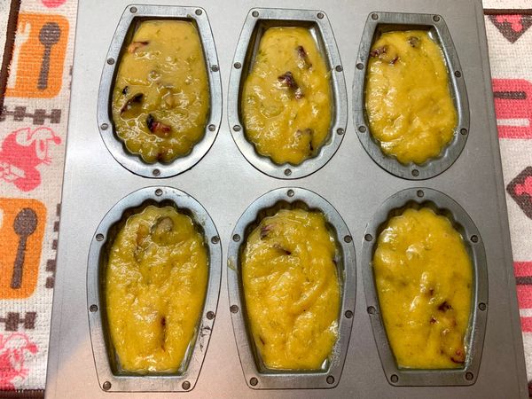 再放於鋪上毛巾的桌上
（以免傷到名模）
多輕敲幾下
讓空氣震出