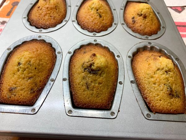 烤後取出後
要敲一敲烤模
（下方同要墊上布再敲以免傷到模具）