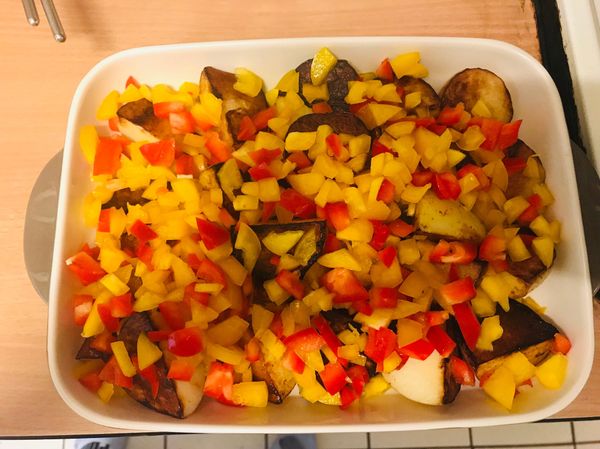 馬鈴薯切塊煎熟，灑上切丁的彩椒