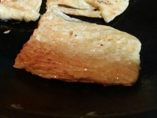 豆皮擦乾，沒有水份，平底鍋少少油煎到兩面金黃。