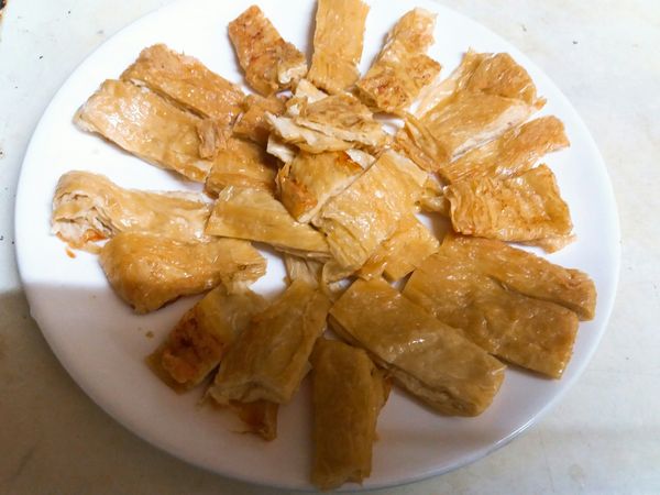 一大片不好食用，用料理剪刀剪成數條。或菜刀切的也成。