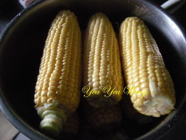 將玉米洗淨,外鍋放一杯水,以電鍋蒸熟即可