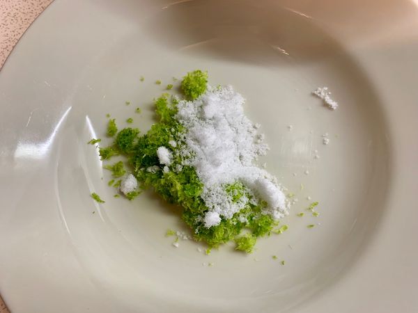 《保存檸檬皮屑》
綠皮屑搓下後
用比例1：0.5
      皮屑：糖
拌勻讓檸香融入糖中