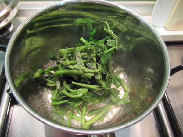 取小鍋子,放入蒜碎,辣椒,葫蘆吧粉,酒,味霖及鹽煮滾出香氣,續放入步驟2拌勻.