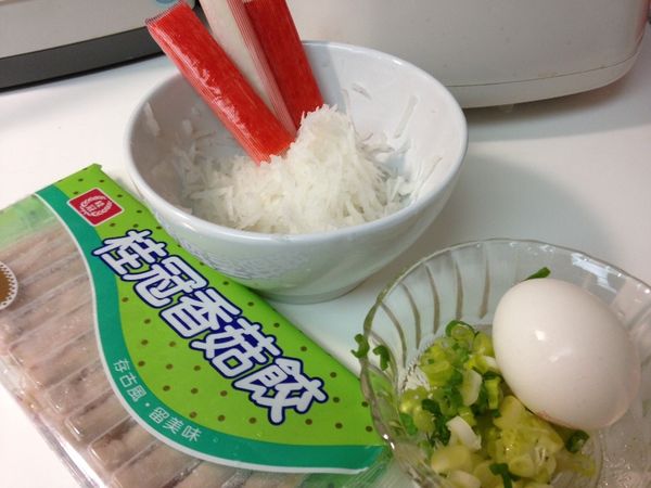 備料。香菇餃如果是從冷凍室中取出要放至完全退冰。