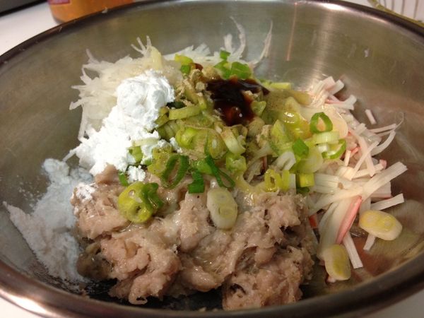 香菇餃用手捏成泥狀餡料，蟹肉棒先剝成一絲一絲後切成小段，再加上蘿蔔絲、蔥末、蛋汁和[調味料]充分混合均勻。(因為香菇餃本身的調味已經很足，所以這邊調味料的份量不需要太重:))