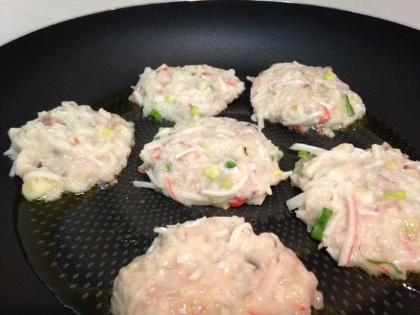 適量油熱平底鍋，取出約掌心大小的餡料下鍋中小火慢煎。